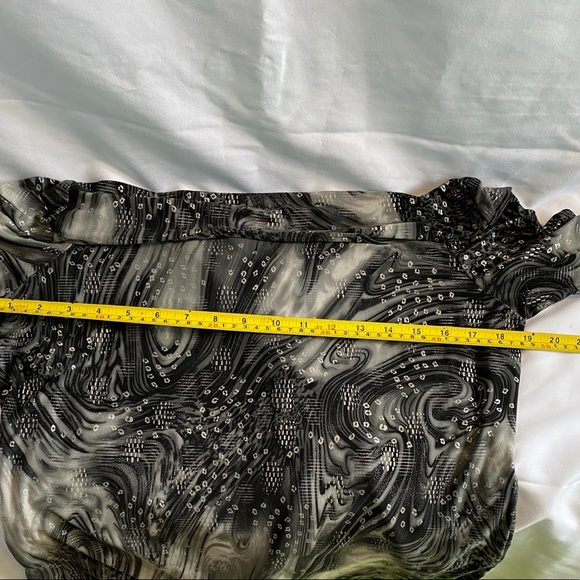 🌷3/$25🌷 Ladies top - Picture 2 of 3